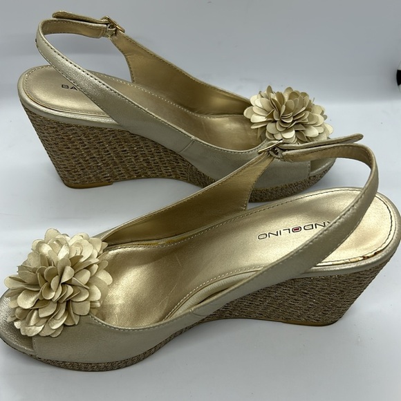 Bandolino Prewoned Champagne Floral Wedge Sandals - Picture 11 of 12